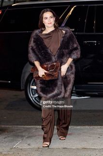 Zoey Deutch feet photo thumbnail