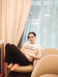 Zoey Deutch feet photo thumbnail