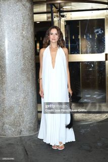 Zoey Deutch feet photo 13