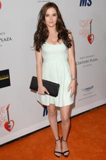 Zoey Deutch feet photo thumbnail