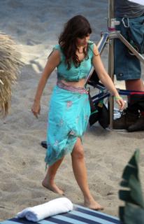 Zooey Deschanel feet photo thumbnail