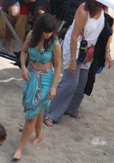 Zooey Deschanel feet photo thumbnail