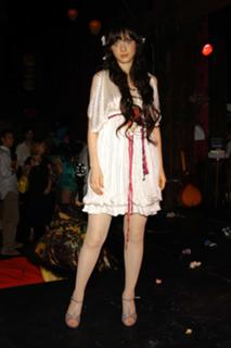 Zooey Deschanel feet photo thumbnail