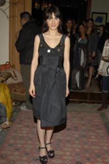 Zooey Deschanel feet photo thumbnail