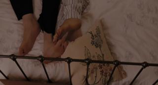 Zooey Deschanel feet photo thumbnail