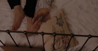Zooey Deschanel feet photo thumbnail