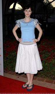 Zooey Deschanel feet photo thumbnail