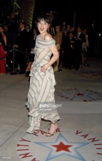 Zooey Deschanel feet photo thumbnail