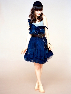 Zooey Deschanel feet photo thumbnail