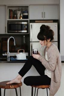 Zooey Deschanel feet photo thumbnail