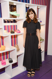 Zooey Deschanel feet photo thumbnail