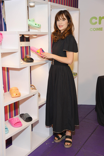 Zooey Deschanel feet photo thumbnail