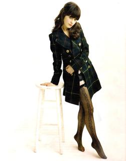 Zooey Deschanel feet photo thumbnail