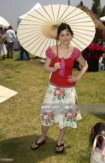 Zooey Deschanel feet photo thumbnail