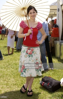 Zooey Deschanel feet photo thumbnail