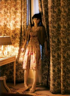 Zooey Deschanel feet photo thumbnail