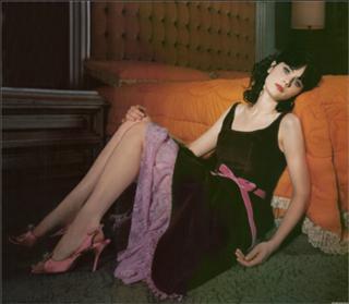 Zooey Deschanel feet photo thumbnail