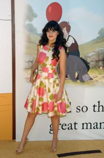 Zooey Deschanel feet photo thumbnail