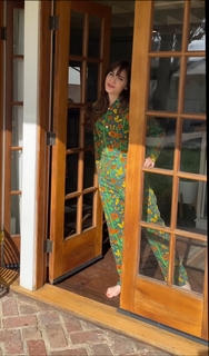 Zooey Deschanel feet photo thumbnail