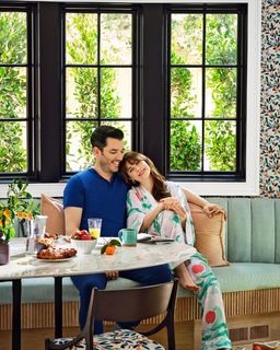 Zooey Deschanel feet photo thumbnail