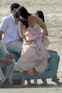 Zooey Deschanel feet photo thumbnail