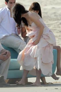 Zooey Deschanel feet photo thumbnail