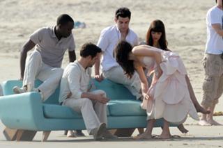 Zooey Deschanel feet photo thumbnail