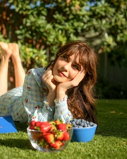 Zooey Deschanel feet photo thumbnail