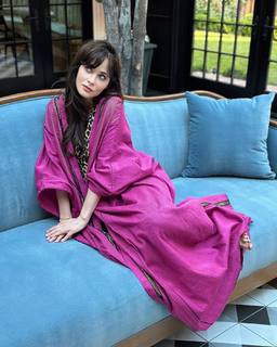 Zooey Deschanel feet photo thumbnail