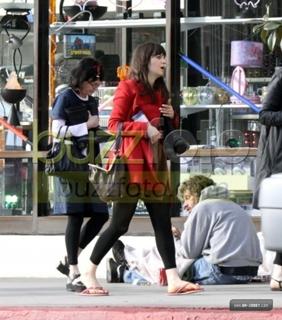 Zooey Deschanel feet photo thumbnail