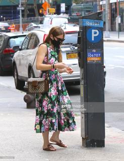 Zosia Mamet feet photo 3