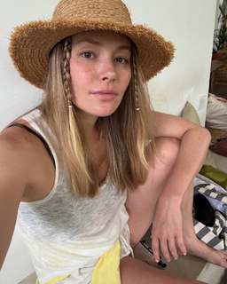 Zoya Berber feet photo thumbnail