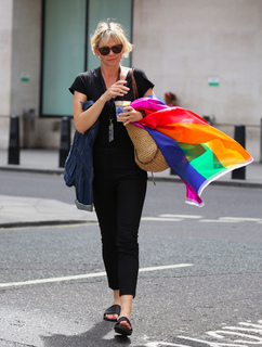 Zoë Ball feet photo 13