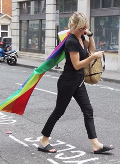 Zoë Ball feet photo 11