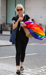 Zoë Ball feet photo 9