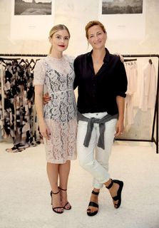 Zoë Bell feet photo thumbnail