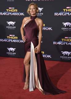 Zoë Bell feet photo thumbnail