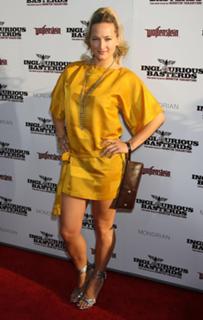 Zoë Bell feet photo thumbnail