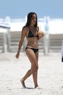 Zoë Kravitz feet photo thumbnail