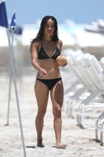 Zoë Kravitz feet photo thumbnail