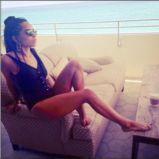 Zoë Kravitz feet photo thumbnail