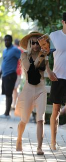 Zoë Kravitz feet photo thumbnail