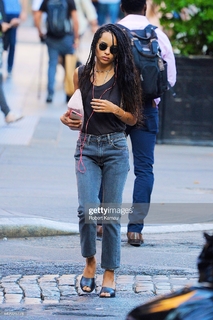 Zoë Kravitz feet photo thumbnail
