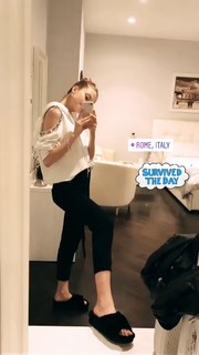 Zoë Pastelle Holthuizen feet photo 4