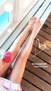 Zoë Pastelle Holthuizen feet photo 2
