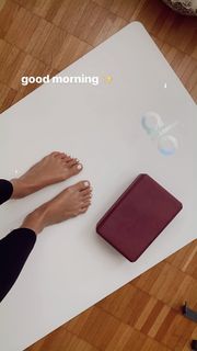 Zoë Pastelle Holthuizen feet photo 14