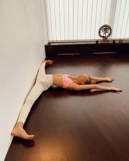 Zoë Pastelle Holthuizen feet photo 4