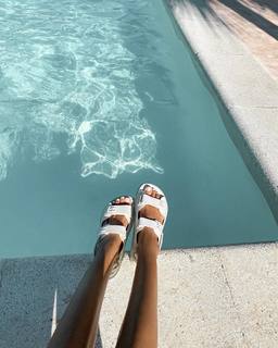 Zoë Pastelle Holthuizen feet photo 2