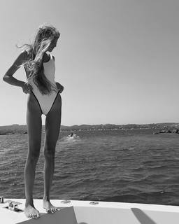 Zoë Pastelle Holthuizen feet photo 17