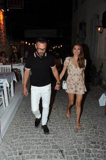 Zuhal Topal feet photo thumbnail